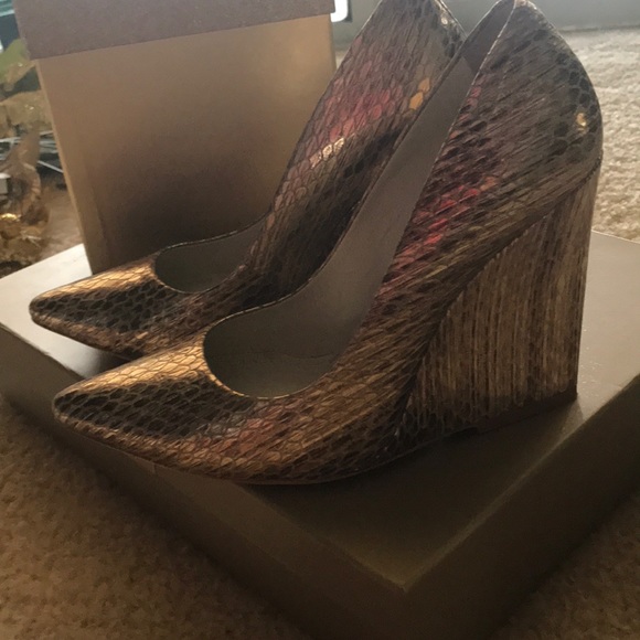 GOLD ALICE AND OLIVIA WEDGES - Picture 4 of 8